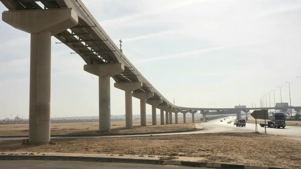 Government district. Transport as a beacon of hope: the new monorail is already hovering over the desert - a project worth billions that is to connect Cairo with the new capital. The line is over 50 kilometers long and is expected to transport up to 10,000 passengers per hour. Once it is fully opened, the artificial city should move closer to everyday life.