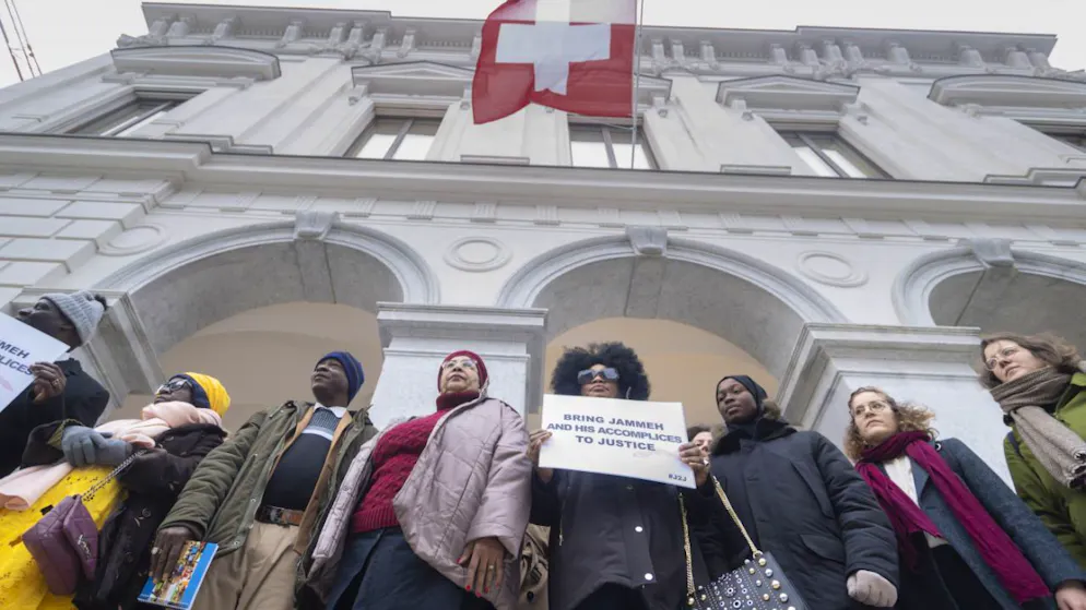 Des victimes de Ousman Sonko manifestent devant le Tribunal pénal fédéral. Le procès en appel de cet ancien ministre gambien s'est ouvert lundi à Bellinzone.