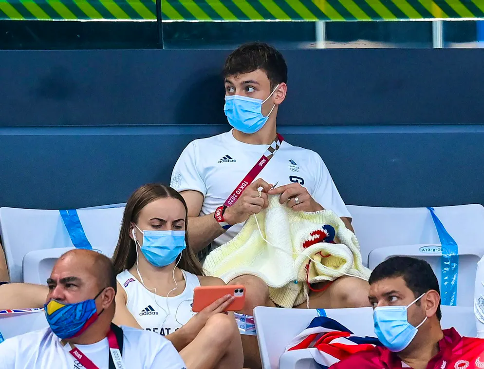Knitting calms the nerves. British swimmer and Olympic champion Tom Daley showed us this during the 2020 Olympic Games in Tokyo. And incidentally triggered a knitting hype.