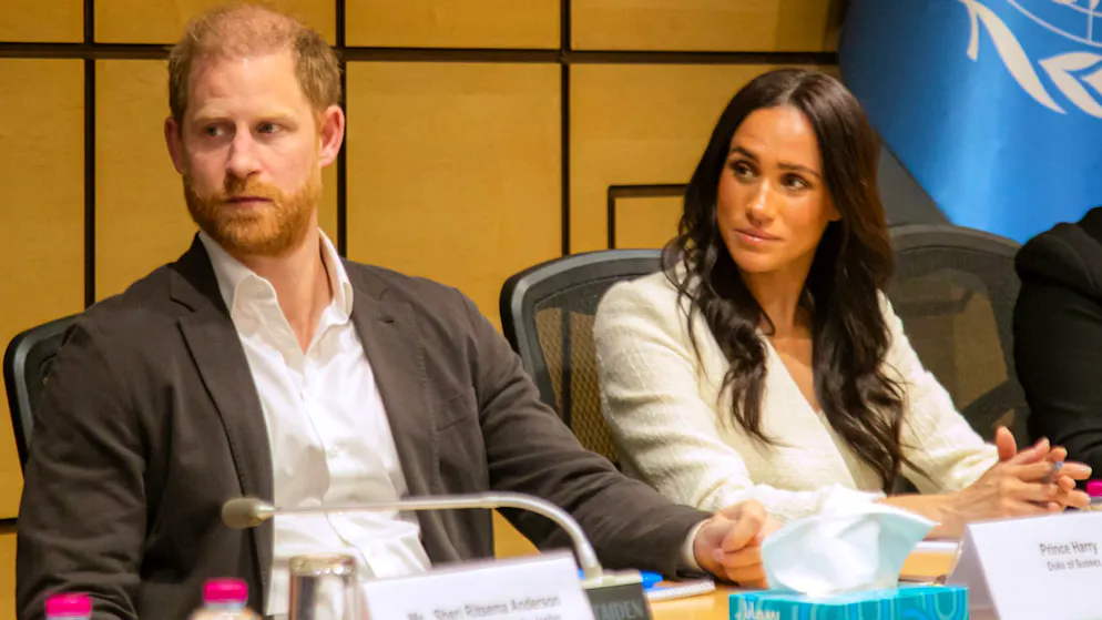 Royals im Kontrastprogramm. Während Harry und Meghan in die Schusslinie geraten, tauchen William und Kate ab