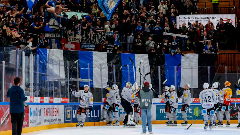 Gottéron erzwingt ein siebentes Spiel - Gallery. Die Freiburger Spieler lassen sich in Rapperswil feiern