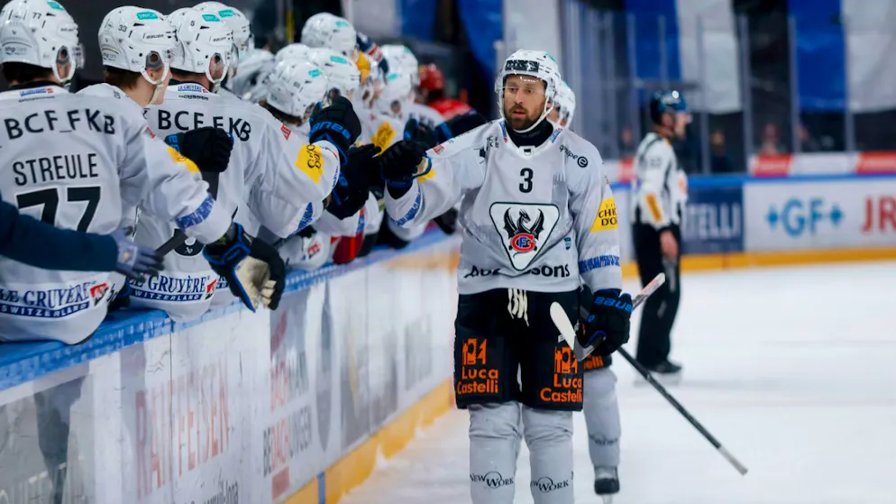 Gottéron erzwingt ein siebentes Spiel - Gallery. Michael Kapla (Nr. 3) schoss den HC Fribourg-Gottéron sowohl in Spiel 4 wie in Spiel 6 in Rapperswil in Führung