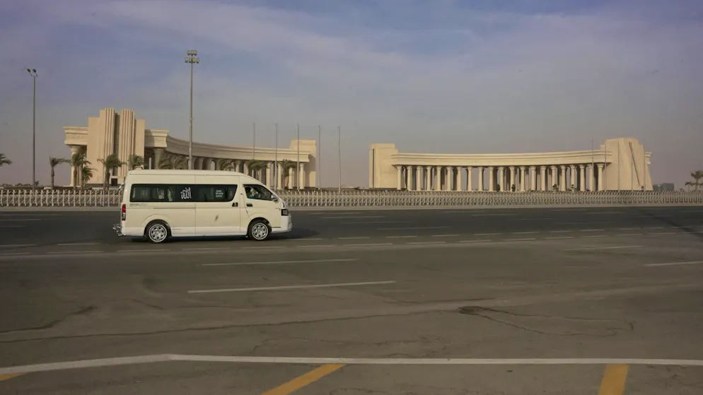 Government district. Reality instead of vision: many government employees are still being bussed from Cairo to the new capital every day. So far, only a few can or want to live here - the city does not yet function independently, but only as a commuter destination. This is set to change as the infrastructure grows.