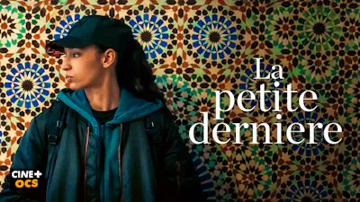 Affiche du film La Petite Dernière – jeune femme avec casquette devant un fond de mosaïque marocaine colorée, CINE+ OCS
