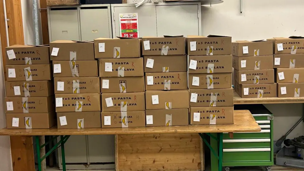 Zoll in Kreuzlingen entdeckt 270 Kilogramm unverzollte Backwaren - Gallery. Mitarbeiter des Bundesamts für Zoll und Grenzsicherheit entdeckten am Grenzübergang in Kreuzlingen TG 270 Kilogramm unverzollte Backwaren.