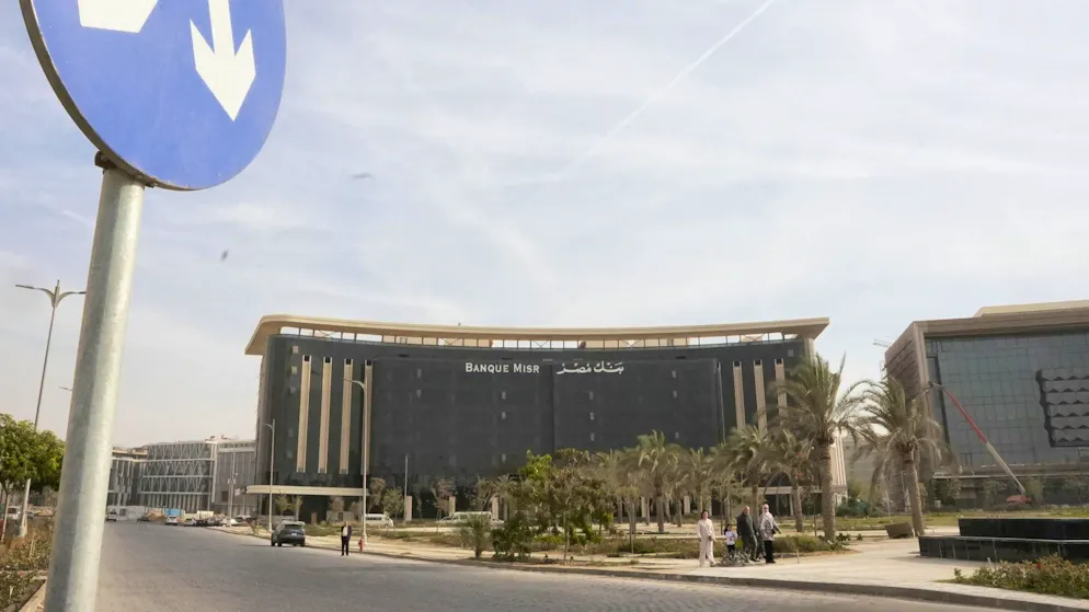 Government district. Banque Misr has already flown the flag: The black glass building stands as a symbol of the financial sector following the government into the new capital. Everything still looks sterile - and almost oversized. This is particularly evident in the immediate surroundings.