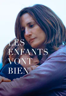Affiche du film Les Enfants Vont Bien – femme aux cheveux bruns tenant tendrement un enfant contre elle sur fond clair