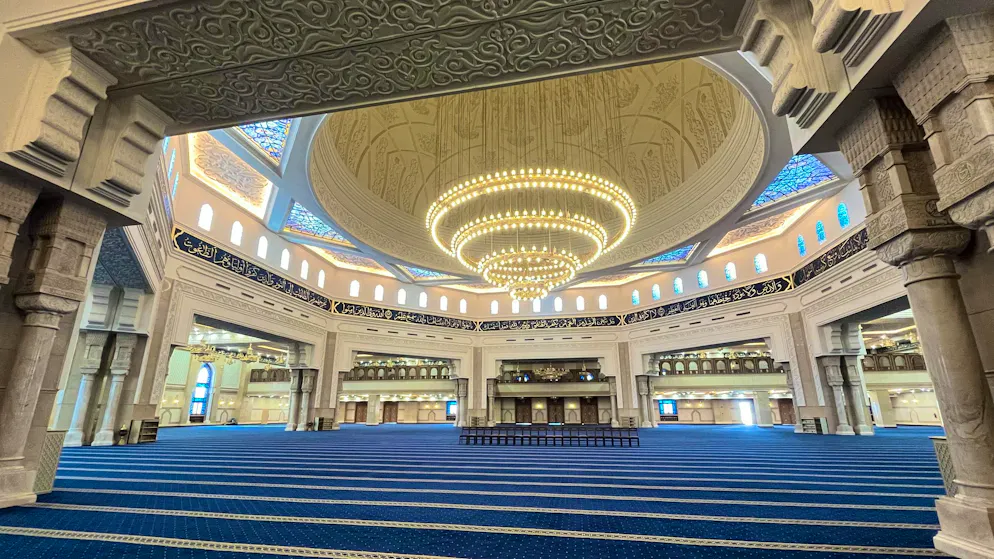Mosque. Numerous Korans are laid out along the walls - there are said to be thousands of them so that large prayer groups can be catered for at all times. Here, too, the claim to size and representation is evident.