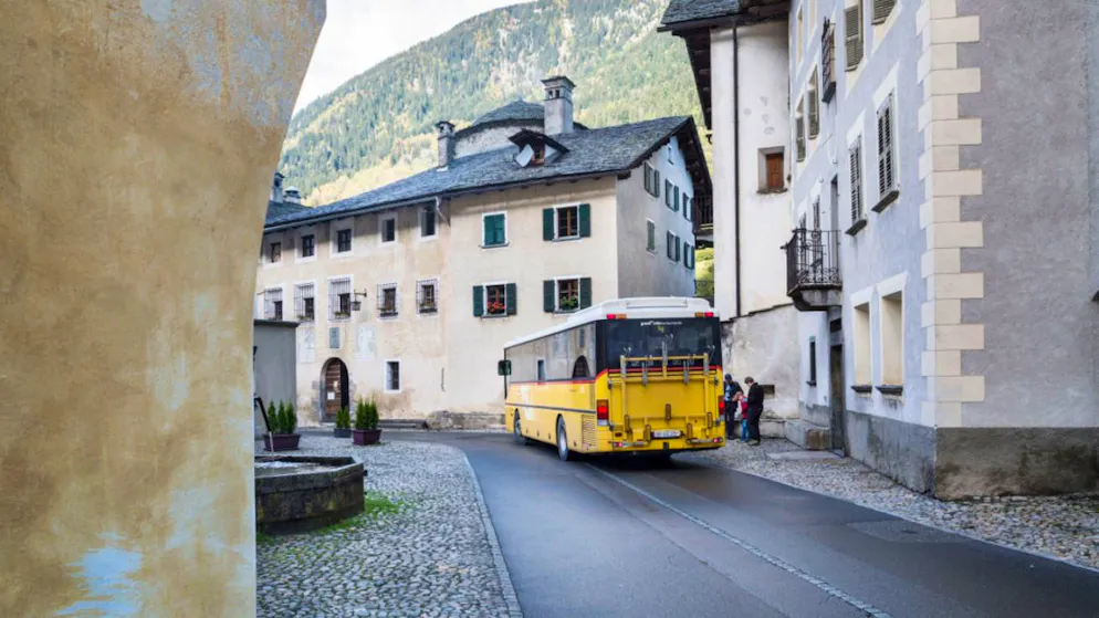 A partire da inizio di aprile non sarà più possibile acquistare biglietti in contanti dal personale di AutoPostale nel Canton Grigioni. (immagine d'archivio)