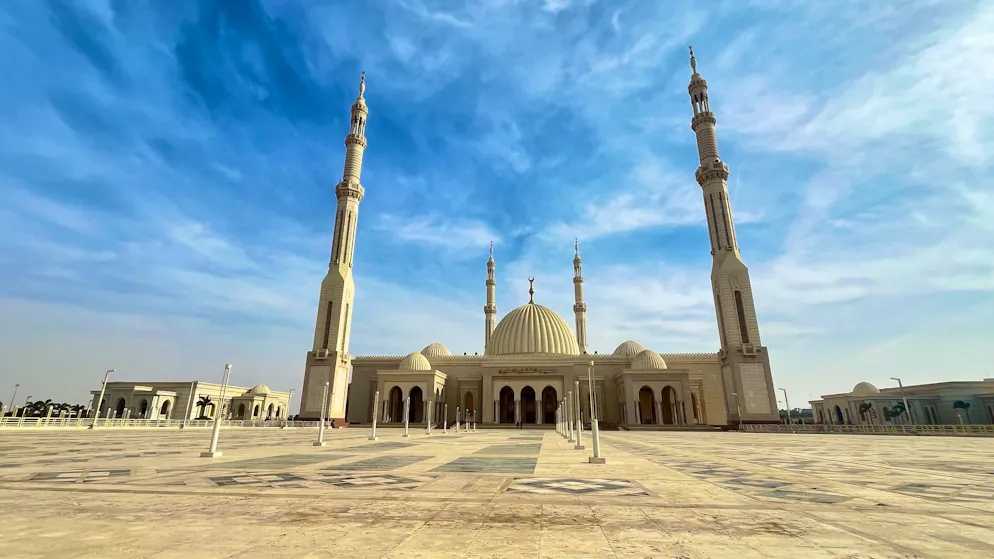 Mosque. Monumental and almost unreal: the Misr Mosque rises up in the heart of the new capital. With its enormous domes and minarets, it is one of the largest mosques in Egypt - built as a religious counterpart to the new center of power.