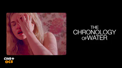 Affiche du film The Chronology of Water – femme blonde dans une pose dramatique devant un papier peint fleuri, CINE+ OCS