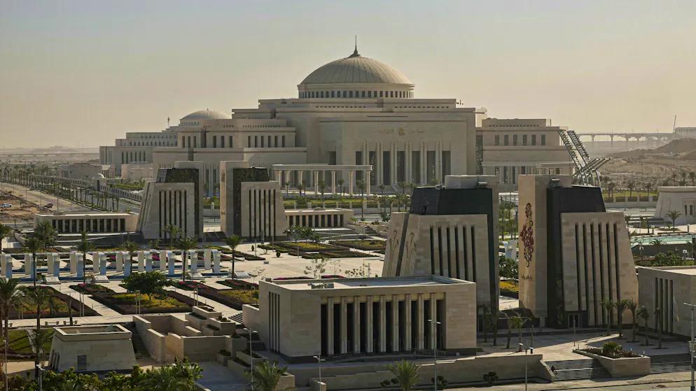Government district. Monumental and almost intimidating: the new parliament building in the "New Administrative Capital" looks like a power center made of stone - built to visibly relocate the state into the desert. All around: wide axes, little life.