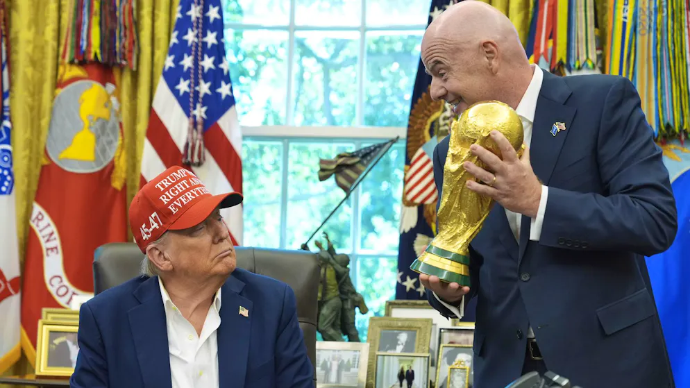 FIFA-Präsident Gianni Infantino (r.) überreicht Donald Trump den WM-Pokal, den dieser gleich bei sich im Oval Office behält. (22. August 2025)