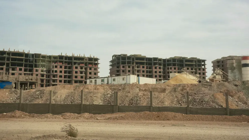 New Capital City_Picture gallery 1. Housing for the elite: modern apartments are being built in the compounds - with prices starting at around 200,000 US dollars. By comparison, the average wage in Egypt is often just a few hundred US dollars a month.