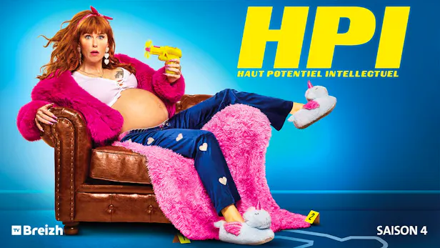 Affiche de la série HPI Saison 4 – femme enceinte en manteau de fourrure rose avec pistolet à eau sur un fauteuil en cuir, TV Breizh