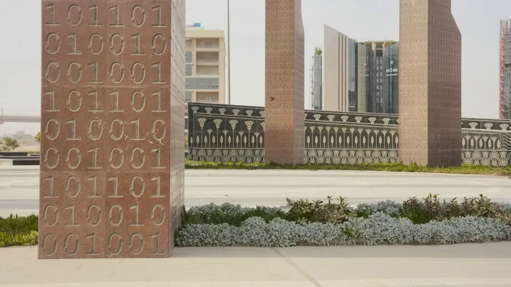 Government district. Attention to detail down to the smallest detail: The monumental pillars on the traffic circle are covered in ones and zeros - a reference to the vision of the new capital as a "smart city". Digitalization is not only planned here, but actually carved in stone.