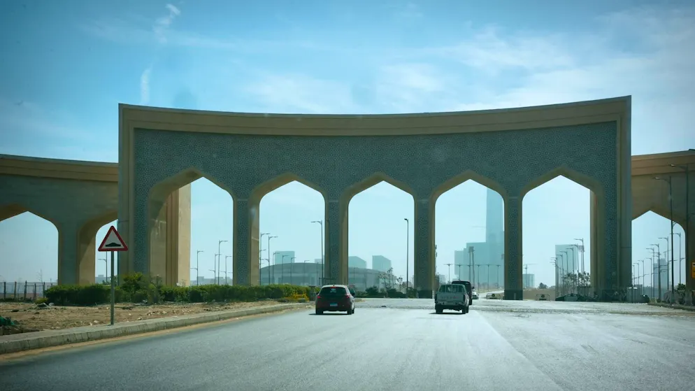 New Capital City_Picture gallery 1. Arrival in the future: monumental gateways mark the entrance to the new capital - a symbolic transition from old Cairo to a planned world.