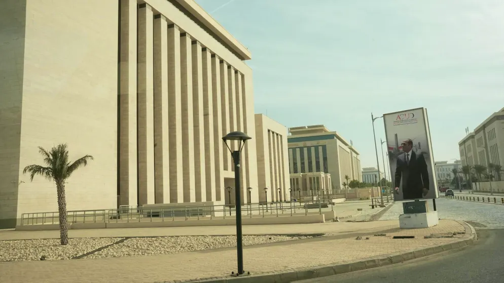 Government district. Power project with a face: President Abdel Fattah al-Sisi promotes his capital in front of new government buildings. The state is pressing ahead with the move - ministries, civil servants and even foreign embassies are to follow, supported by targeted offers and a specially created diplomatic district.