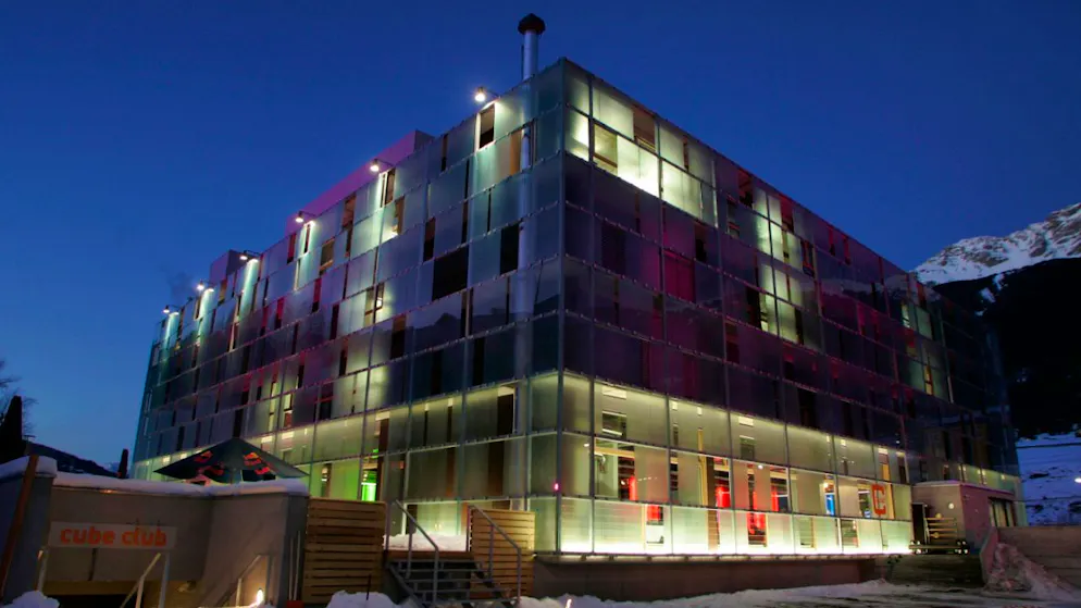 L'hotel Cube a Savognin è ora ufficialmente nelle mani del Comune di Surses. La popolazione ha accettato ieri un credito di 8,9 milioni di franchi per l'acquisto e gli investimenti alla struttura che verrà trasformata in un ostello per la gioventù. (immagine d'archivio)