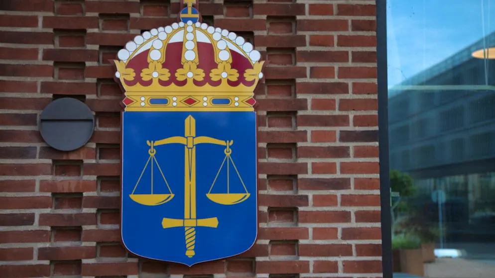ARCHIV - Das Logo der schwedischen Gerichte am Amtsgericht von Malmö. Foto: Steffen Trumpf/dpa