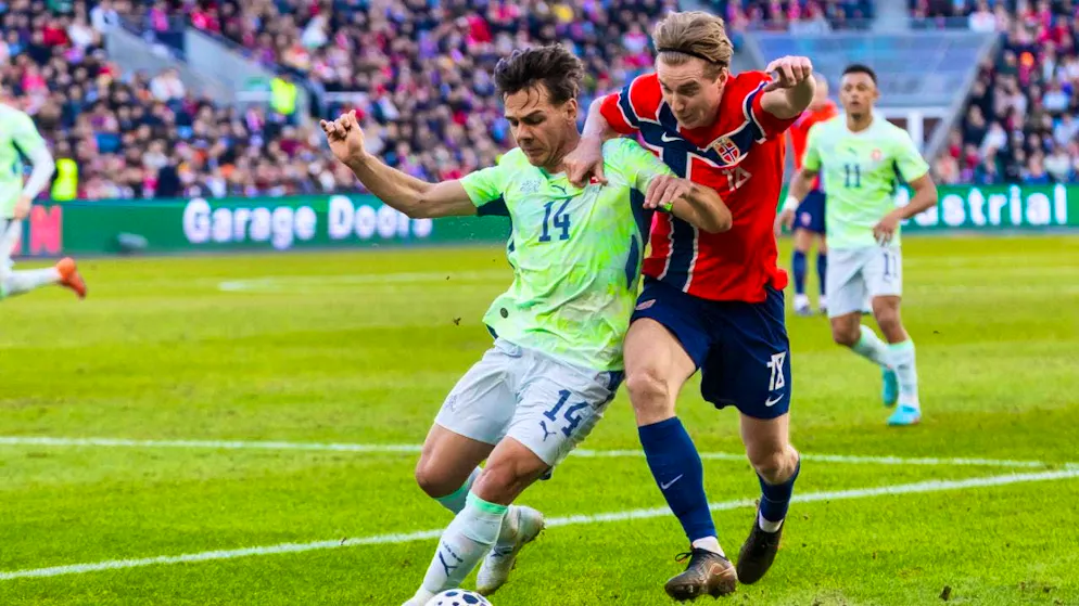 Ardon Jashari battles for the ball in a duel with Kristian Thorstvedt