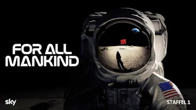 Ein US-Astronaut im Raumanzug auf dem Mond, in dessen Helmvisier sich ein sowjetischer Kosmonaut und die rote Flagge der UdSSR spiegeln. Links steht der Serientitel „For All Mankind“.