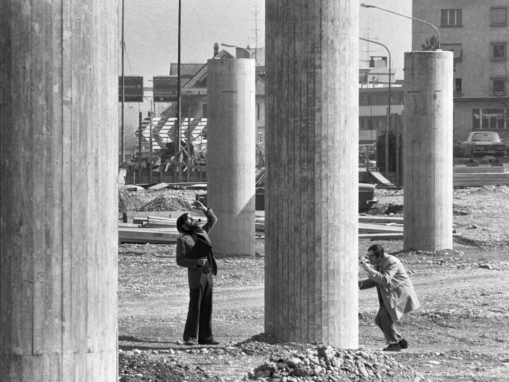 Aprilscherz-Fotos aus dem Bilderarchiv. Bauarbeiter in Wallisellen sollen römische Säulen entdeckt haben, angeblich Überreste eines Forums aus der Zeit des Kaisers Tiberius. Tatsächlich handelt es sich um einen Aprilscherz – die «Säulen» sind blosse Stützpfeiler der neuen Winterthurerstrasse.