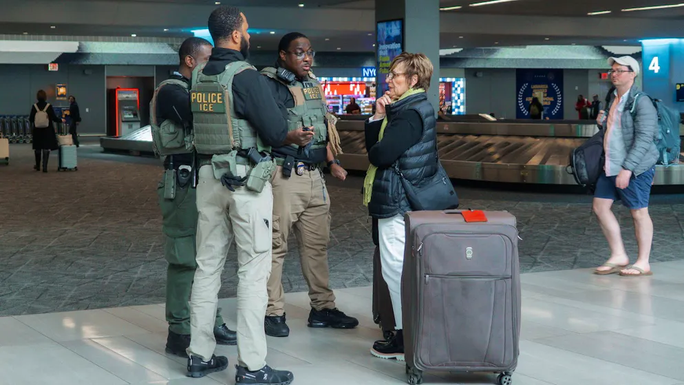ICE-Beamte sollten an Flughäfen wie am La Guardia Airport in New York aushelfen, da unbezahlte TSA-Mitarbeiter nicht zur Arbeit erschienen. (27. März 2026)