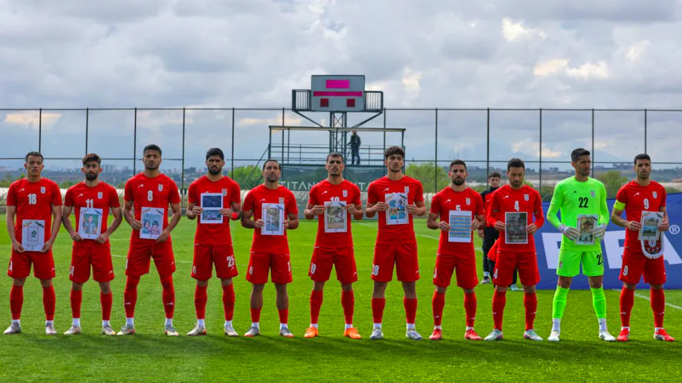 Vor den Augen von Gianni Infantino. Vor 5:0-Sieg gegen Costa Rica: Irans Nationalspieler zeigen Bilder von getöteten Kindern