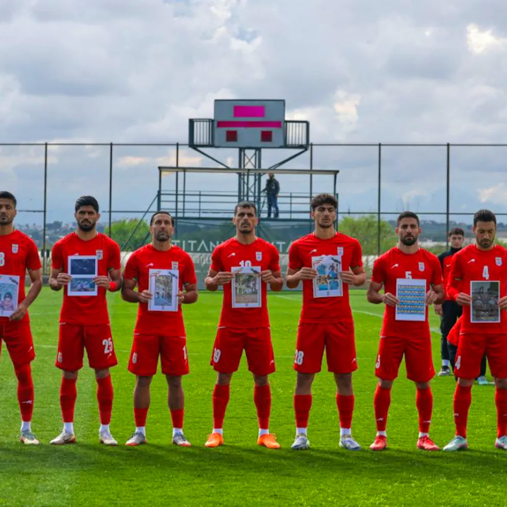 Vor den Augen von Gianni Infantino. Vor 5:0-Sieg gegen Costa Rica: Irans Nationalspieler zeigen Bilder von getöteten Kindern