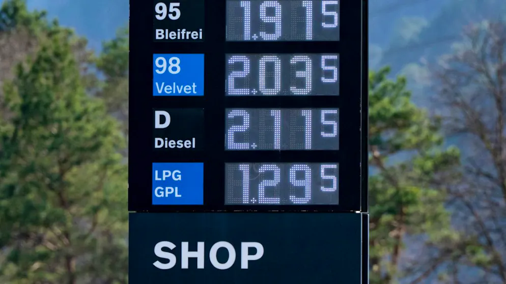 L'impatto della guerra in Iran si fa sentire sul borsellino dei viaggiatori. Il prezzo del carburante è aumentato in modo importante. Il diesel ha superato la soglia dei due franchi al litro.