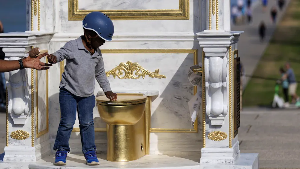 Kritik an Trumps Regierungsstil: Kritiker haben am Montag einen Thron samt goldener Toilette in der Nähe des Lincoln Memorial in Washington aufgestellt.