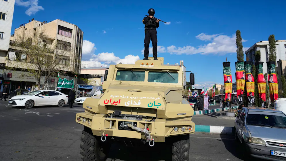 Ein Polizist einer Spezialeinheit steht auf seinem Einsatzwagen in Teheran. (30 März 2026)