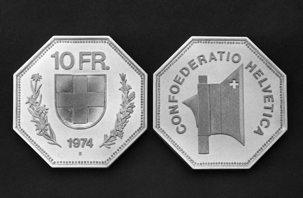 Aprilscherz-Fotos aus dem Bilderarchiv. Die Schweizerische Nationalbank soll angeblich die Zehnernote durch ein achteckiges Zehnfrankenstück ersetzen, um abgenutzte Banknoten zu vermeiden. In Wahrheit handelt es sich um einen Aprilscherz der Bildagentur.