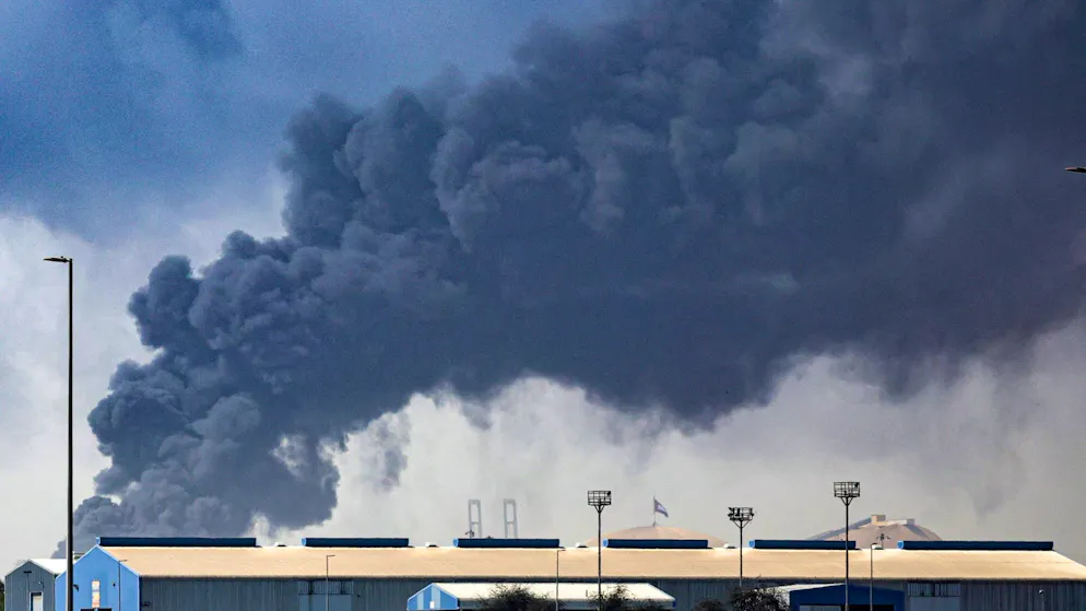 Dicker schwarzer Rauch steigt auf, nachdem Trümmer nach einem Einsatz der Luftabwehr den Hafen von Dubai trafen. (1. März 2026)