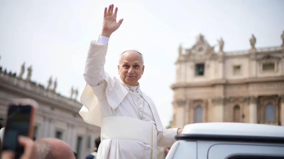 dpatopbilder - Papst Leo XIV. winkt nach der Messe auf dem Petersplatz am katholischen Palmsonntag. Foto: Andrew Medichini/AP/dpa