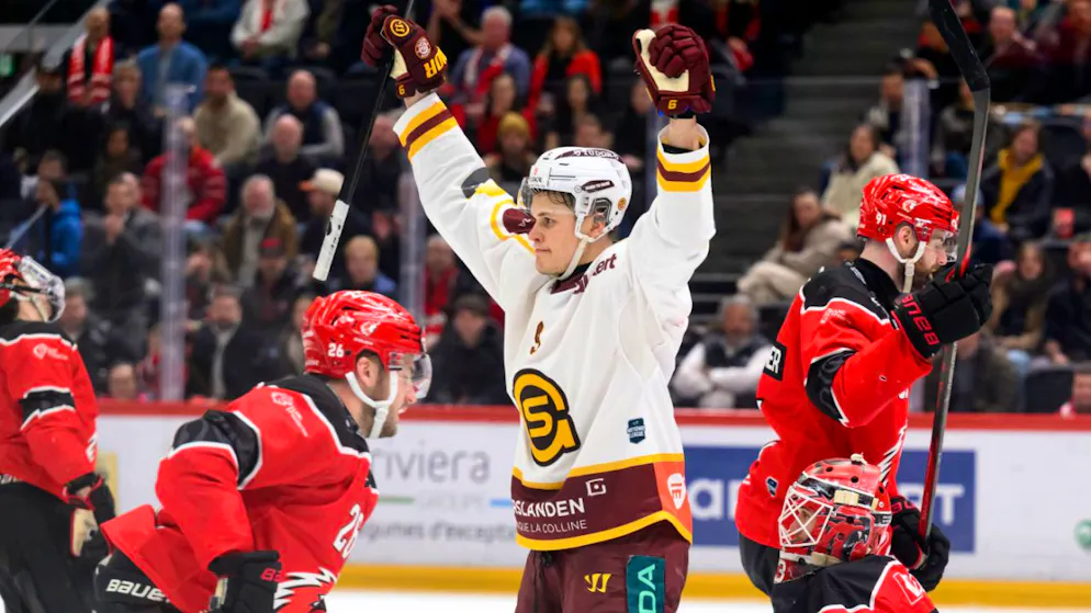 Jesse Puljujärvi (in weiss) jubelt. Mit zwei Goals verhilft er seinem Genève-Servette HC nach einem 0:3-Rückstand zur Belle am Donnerstag in Genf