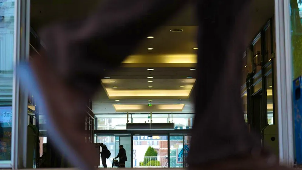 Passers-by walk through the shopping arcade in Hamburg where a wolf injured a woman on Monday. Photo: Marcus Brandt/dpa