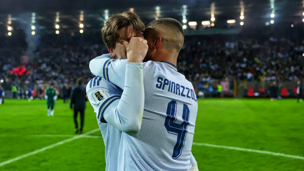 Italien verliert nach Penaltyschiessen und verpasst die WM erneut - Gallery. Italien erneut im Tal der Tränen: Marco Palestra und Leonardo Spinazzola trösten sich nach dem erneuten WM-Out.