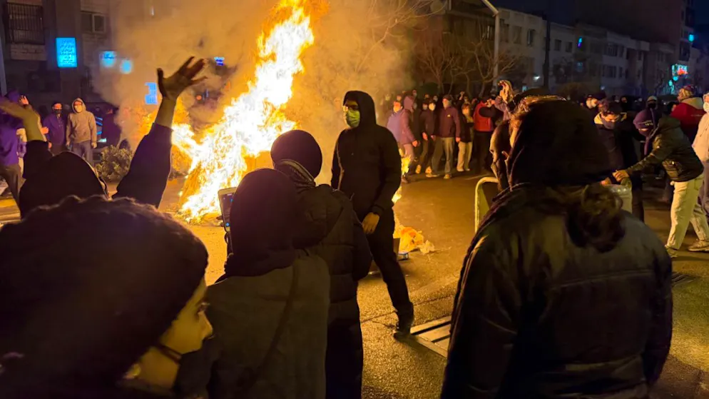 ARCHIV - Dieses via AP zur Verfügung gestellte Foto soll Iraner bei einem Protest gegen die Regierung in Teheran zeigen. Foto: Uncredited/UGC/AP/dpa - ACHTUNG: Nur zur redaktionellen Verwendung im Zusammenhang mit der aktuellen Berichterstattung und nur mit vollständiger Nennung des vorstehenden Credits