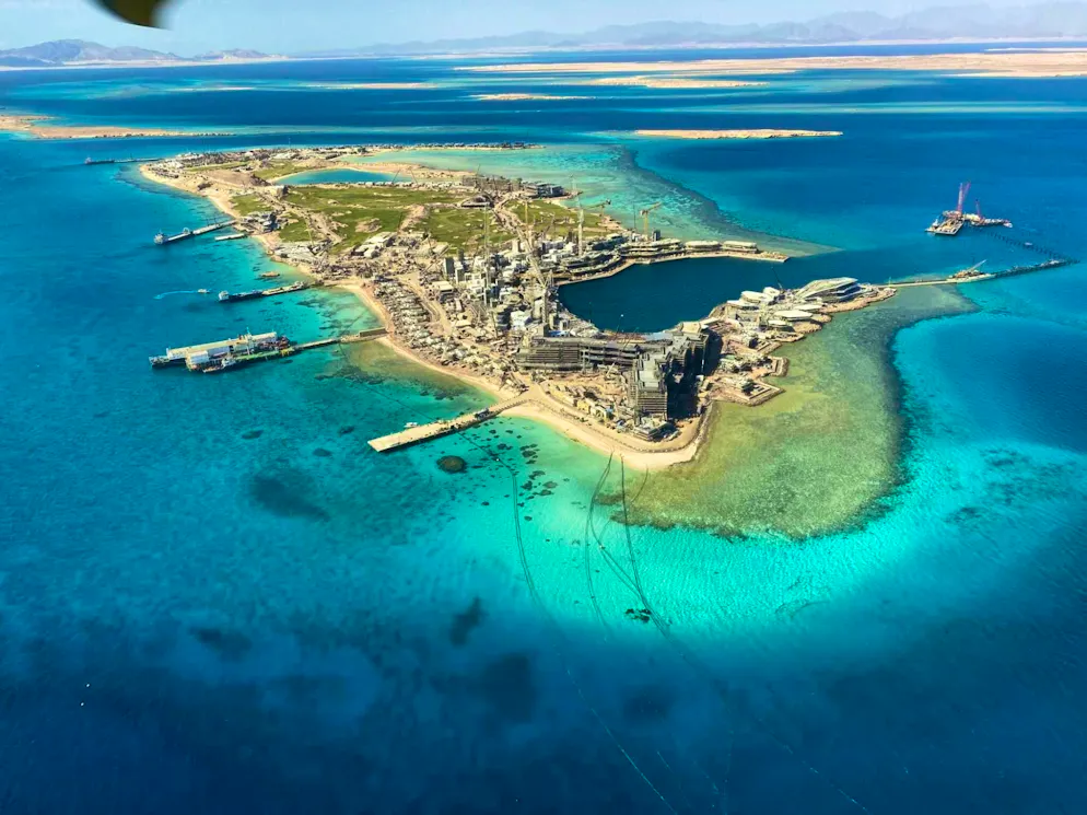 Per una volta nessun rendering: l'isola di lusso di Sindalah nel Mar Rosso in costruzione. Ha celebrato una spettacolare inaugurazione soft nell'ottobre 2024, ma l'operatività regolare è ancora lontana.