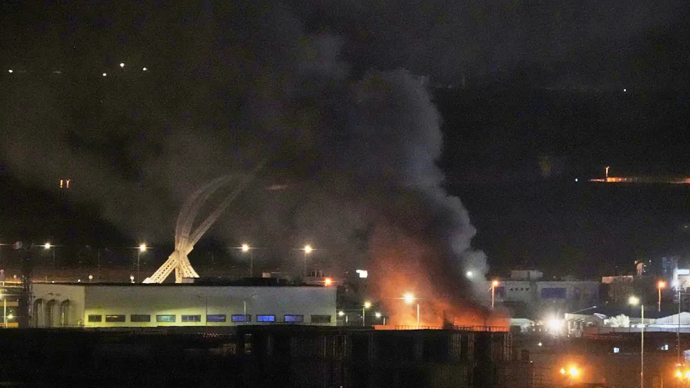 Rauch nach einer Explosion am Flughafen in Erbil am 11. März 2026.