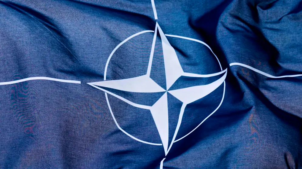 ARCHIV - Eine Nato-Flagge weht im Wind vor dem Veranstaltungsort des Nato-Gipfels in Den Haag. Foto: Markus Schreiber/AP/dpa