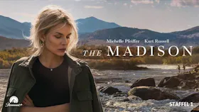 Michelle Pfeiffer blickt nachdenklich vor einem Fluss und einer Bergkulisse. Der Serientitel 