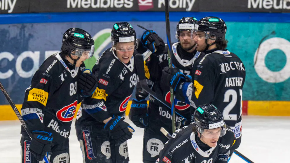 Am Ende jubelten nach einer dramatischen Partie die Spieler von Fribourg-Gottéron