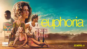 Collage der Euphoria-Besetzung um Zendaya vor einer Wüstenlandschaft mit 
