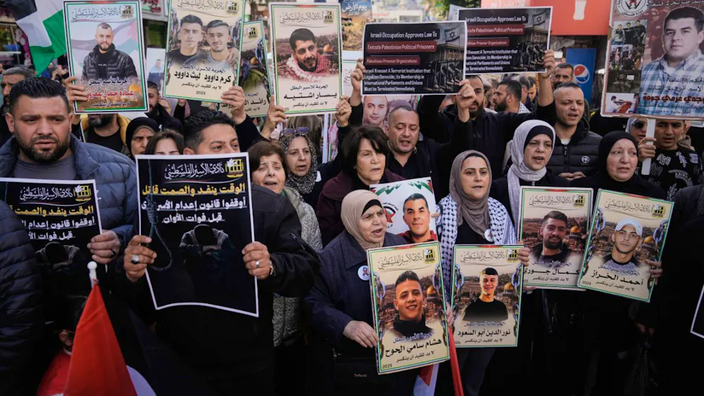 Palästinenser demonstrieren gegen die Entscheidung des israelischen Parlaments zur Einführung der Todesstrafe für Terroristen. Foto: Majdi Mohammed/AP/dpa