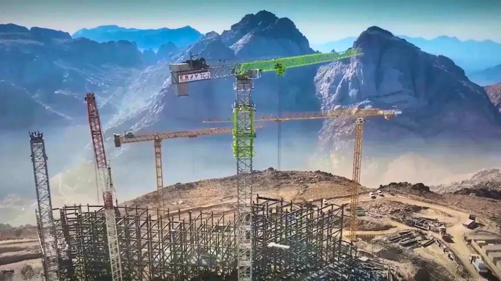 Enormi gru edili caratterizzano il cantiere di Trojena, nel nord-ovest dell'Arabia Saudita. Tuttavia, nel marzo 2026, i progetti di espansione centrale sono stati sorprendentemente bloccati - un chiaro segnale di quanto il prestigioso progetto sia sotto pressione.