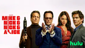 Vier Teenager (zwei Mädchen, zwei Jungen) stehen lächelnd in Alltagskleidung in einem sonnigen Wald. Das Disney+ Logo ist oben rechts eingeblendet.