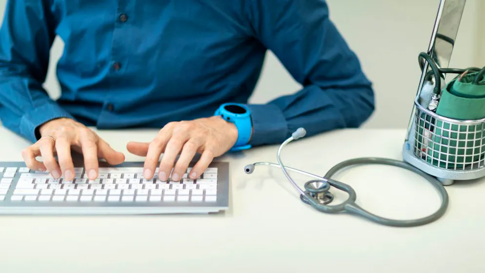 Jede Stunde Bürokratie fehlt bei der Behandlung von Patientinnen und Patienten. Die "Papiertiger"-Initiative will die unnötige Administration nun sichtbar machen. (Archivbild)